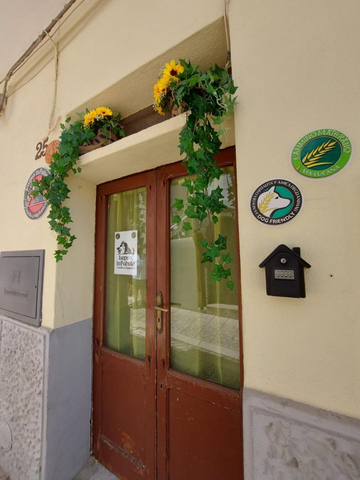 Albergue Lupus In Fabula Miglionico Exterior foto